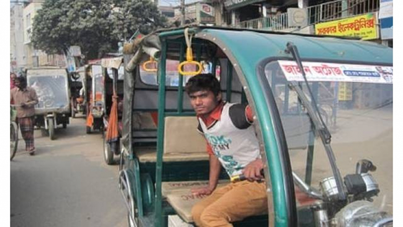 অটোভ্যান নিয়ে বসে আছেন এক চালক