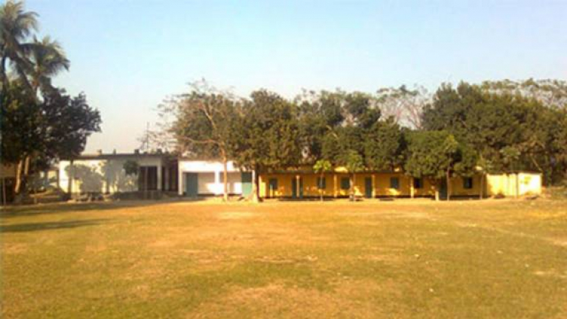 প্রাথমিকের শিক্ষার্থীদের উপবৃত্তির টাকা হাতিয়ে নিলেন স্কুল দপ্তরি