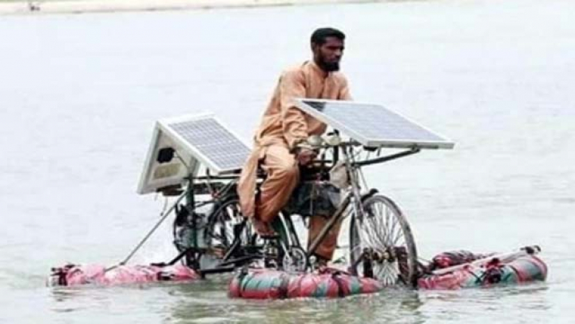 সাইকেলে নদী পাড়ি দিচ্ছেন সাইফুল