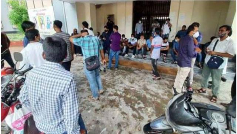 চাকরি বাঁচাতে রাবি ক্যাম্পাসে নিয়োগপ্রাপ্তদের তালা, সভা স্থগিত