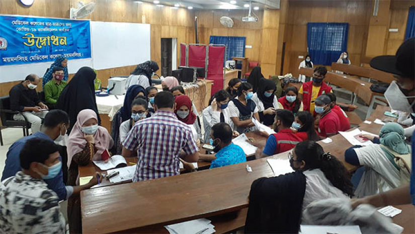 ময়মনসিংহ মেডিকেল কলেজের শিক্ষার্থীদের টিকাদান কার্যক্রমের উদ্বোধন