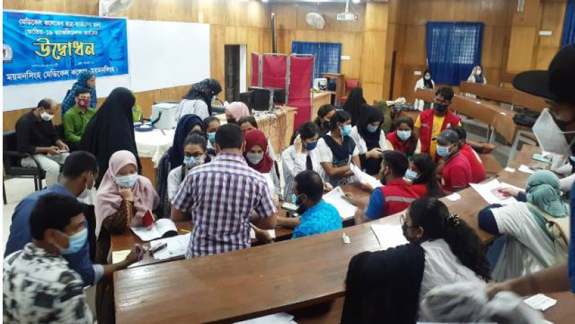 ময়মনসিংহ মেডিকেল কলেজের শিক্ষার্থীদের করোনাভাইরাসের টিকা দেয়া হচ্ছে