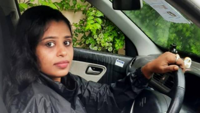 কলকাতা শহরের বুকে ট্যাক্সি চালান বিজয়গড়ের শম্পা নন্দী