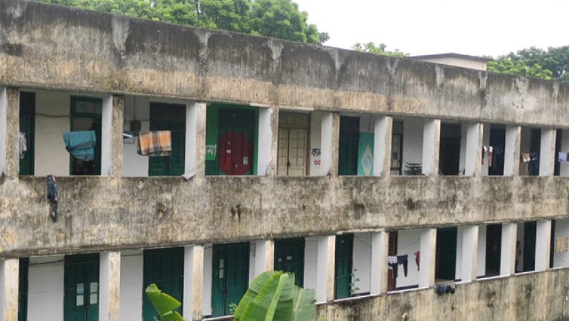 ঢাকা বিশ্ববিদ্যালয়ের অনেক হলেরই কক্ষ খোলা থাকতে দেখা গেছে
