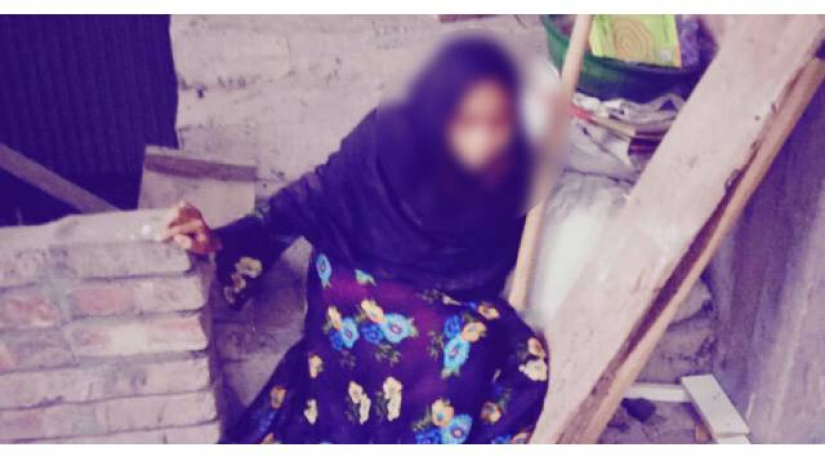 বিয়ের দাবিতে প্রেমিকের বাড়িতে কলেজছাত্রীর অনশন