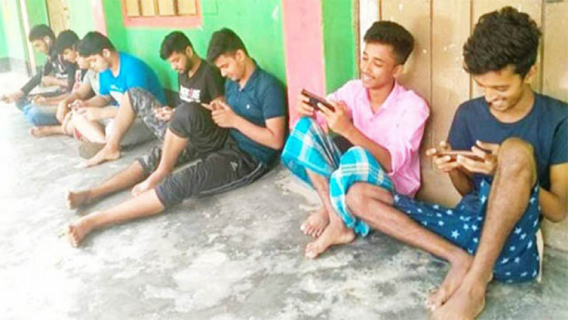 শিক্ষাপ্রতিষ্ঠান বন্ধ, খেলার মাঠ ছেড়ে মোবাইলে আসক্ত শিক্ষার্থীরা