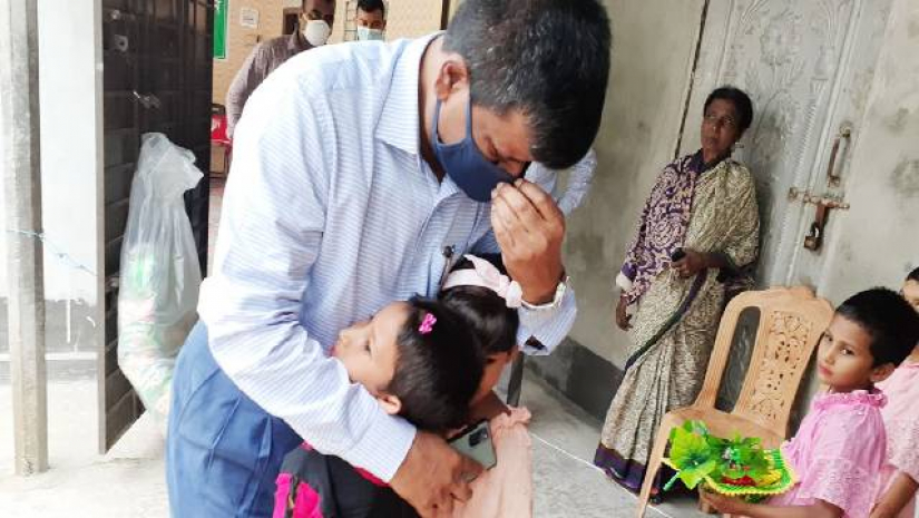 বিদায় বেলায় শিশুদের বুকে জড়িয়ে কাঁদলেন জেলা প্রশাসক