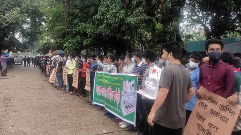 ঢাবির ছাত্রাবাসের সামনে ডাম্পিং স্টেশন, আর্ট গ্যালারি চান শিক্ষার্থীরা