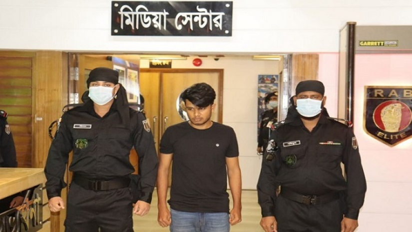 র্যাবের সঙ্গে গ্রেপ্তার মো. নাইমুল হাসান তৌফিক