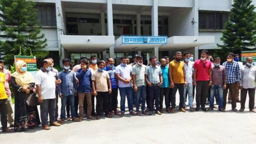 চাকরি স্থায়ীকরণের দাবিতে ইবি কর্মচারীদের অবস্থান কর্মসূচি