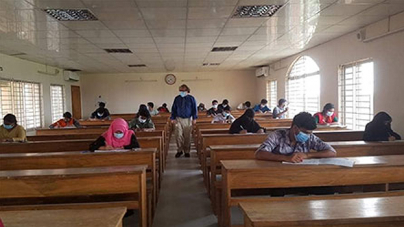 সশরীরে পরীক্ষা হচ্ছে বরিশাল বিশ্ববিদ্যালয়ে 