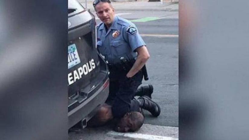 ফ্লয়েডের ঘাড়ে ৯ মিনিটেরও বেশি সময় ধরে হাঁটু চেপে বসেছিলেন চৌভিন