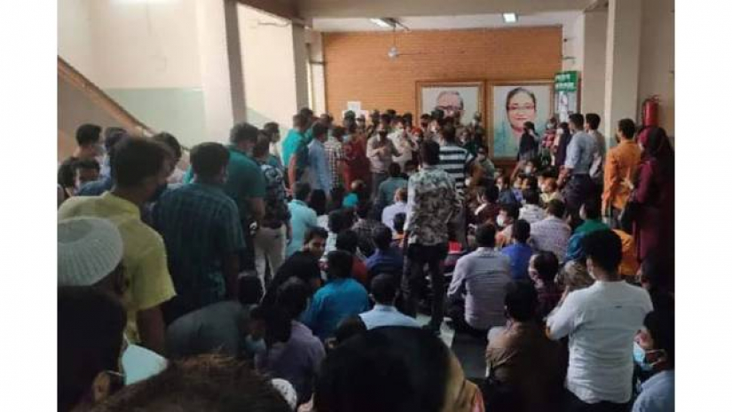 চাকরি ফিরে পাওয়ার দাবিতে আন্দোলন করেছেন বিশ্ববিদ্যালয়ের তৃতীয় ও চতুর্থ শ্রেণীর কর্মচারীরা