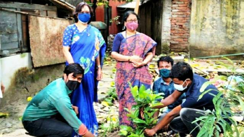 বৃক্ষরোপন অনুষ্ঠানে উপস্থিত ছিলেন কলেজ অধ্যক্ষ অধ্যাপক আমেনা বেগম