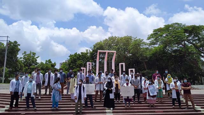 রোববার দুপুরে রাজধানীর জাতীয় শহীদ মিনার প্রাঙ্গণে অবস্থান কর্মসূচি পালন করে।