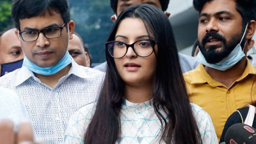 গণমাধ্যমের সঙ্গে কথা বলছেন পরীমনি