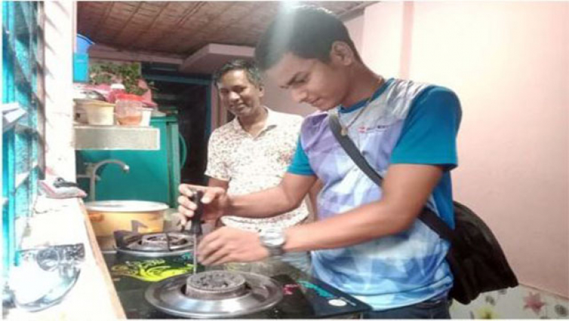 টেকনিশিয়ানের কাজ করছেন অপূর্ব