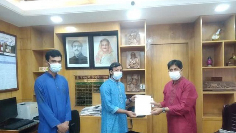 সব ফি মওকুফের দাবিতে ইবি ছাত্র মৈত্রীর স্মারকলিপি