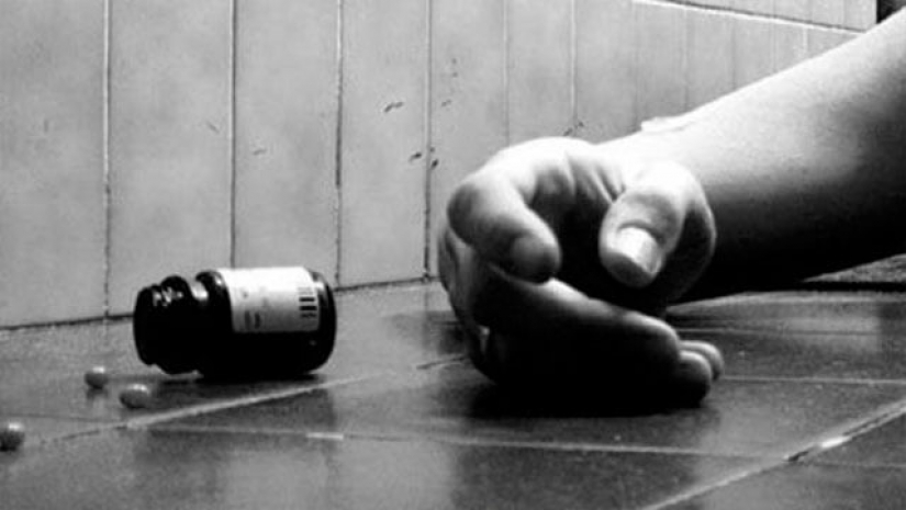 মোবাইলে উত্ত্যক্ত, বিষপানে স্কুলছাত্রীর আত্মহত্যা