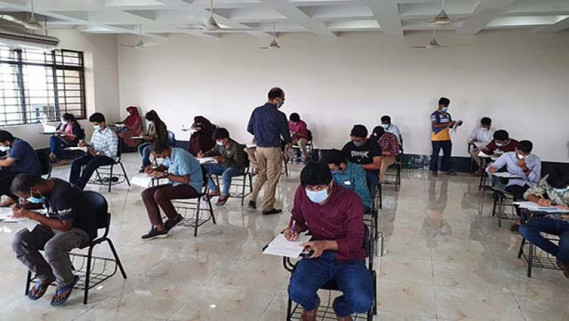 লকডাউনেও সশরীরে পরীক্ষা নিলো ঢাবি