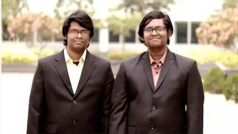 একই কোম্পানিতে একই বেতনের চাকরি পেলেন স্নাতক পড়ুয়া দুই যমজ