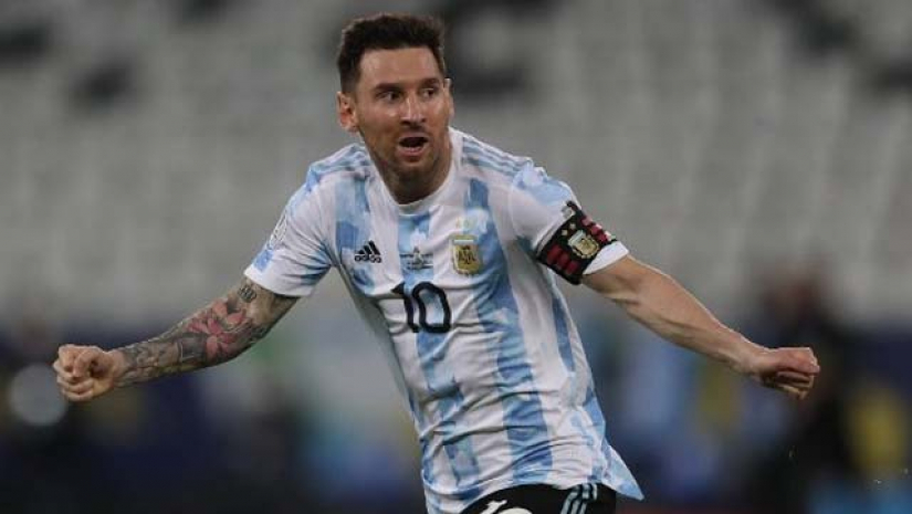 গোলরক্ষককে বোকা বানিয়ে মেসির অনবদ্য ফ্রি-কিক (ভিডিও)