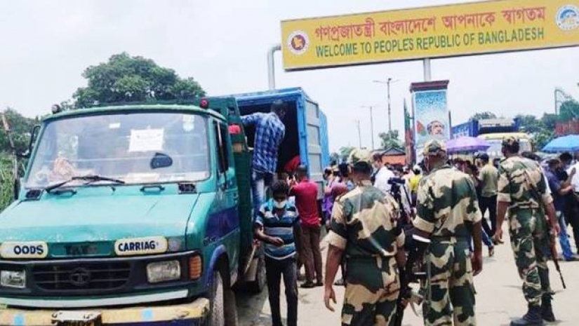 স্থলবন্দর ও কাস্টমসের আম হস্তান্তরের আনুষ্ঠানিকতা