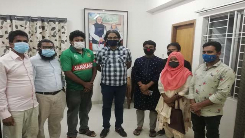 চাকরির বয়স ৩২ করার দাবিতে জনপ্রশাসন প্রতিমন্ত্রীকে স্মারকলিপি