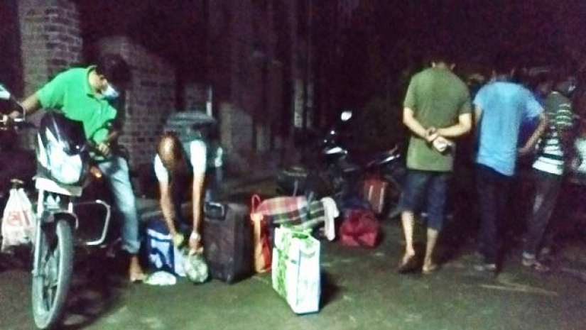 বন্ধ হলে শিক্ষার্থীদের অবস্থান, বের করে দিল প্রশাসন