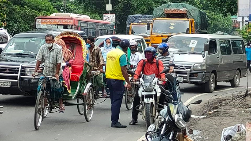 রাজধানীর সড়কে বেড়েছে মানুষ ও যানবাহনের চলাচল