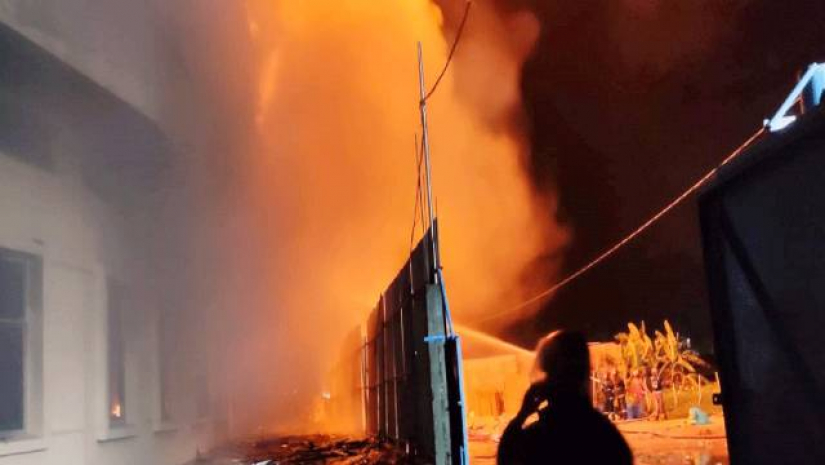 কারখানার আগুনে পুড়ল ২ শ্রমিক, আটকে আরও অনেক