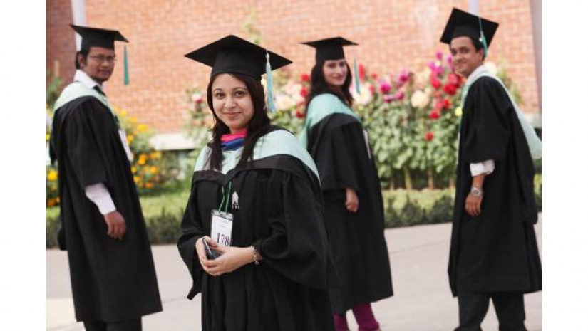 ইস্ট ওয়েস্ট বিশ্ববিদ্যালয়ের সমাবর্তনে গ্রাজুয়েটদের ফটোসেশন