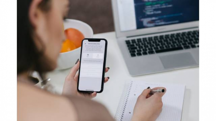 সব শিক্ষাপ্রতিষ্ঠানেই বর্তমানে অনলাইন ক্লাসের মাধ্যমে শিক্ষা কার্যক্রম চলছে