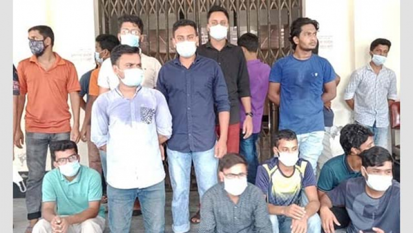 বাস সেবা স্থগিত: রাবির প্রশাসনিক ভবনে তালা