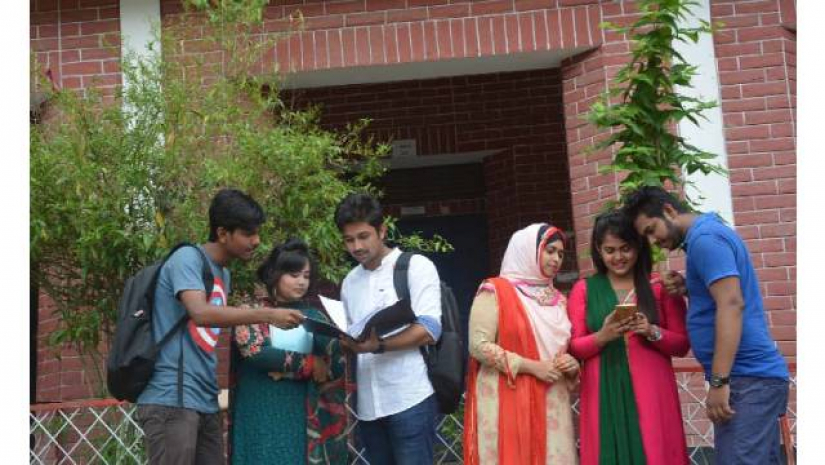 ক্যাম্পাসে ক্লাসের ফাঁকে গল্প-আড্ডা মিস করছে গত বছর এইচএসসিতে ভর্তি হওয়া শিক্ষার্থীরা