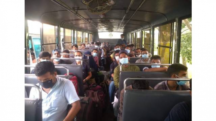 সকালে শিক্ষার্থীদের নিয়ে বিশ্ববিদ্যালয় প্রধান ফটক থেকে স্ব স্ব গন্তব্যের উদ্দেশ্যে বাস ছেড়ে গেছে