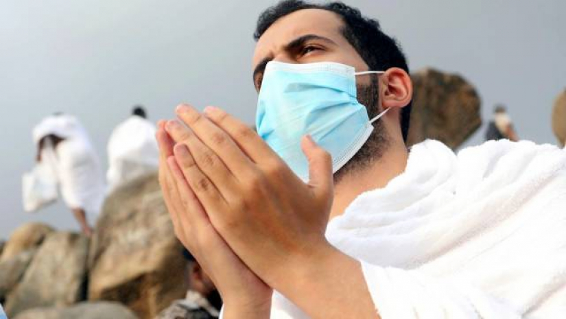 আরফাহর ময়দানে ক্ষমাপ্রার্থনা করছেন হাজীরা
