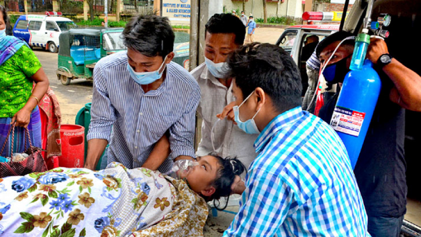 করোনায় আক্রান্ত এক নারীকে হাসপাতালে নেয়া হচ্ছে