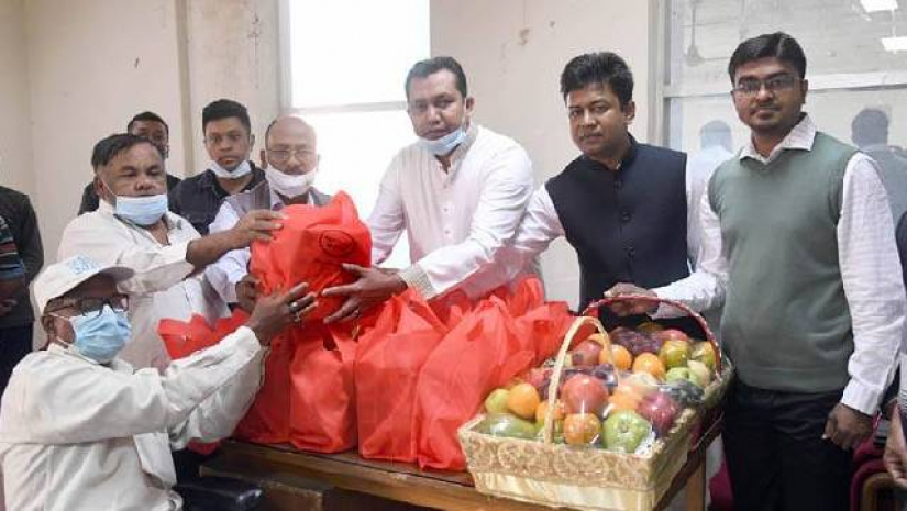 যুদ্ধাহত মুক্তিযোদ্ধাদের ফল ও মিষ্টান্ন পাঠালেন প্রধানমন্ত্রী