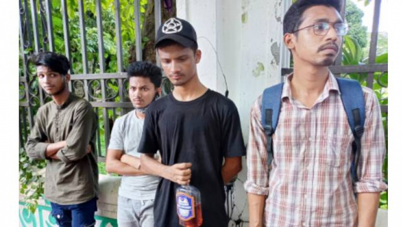 ঢাবি থেকে ৪ ইভটিজার গ্রেপ্তার, বাংলা মদ উদ্ধার
