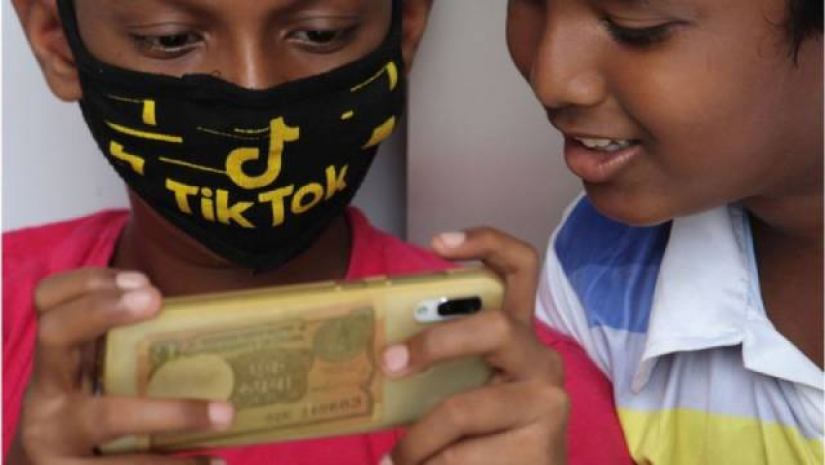 সামাজিক মাধ্যমে ভিডিও বানাতে মজেছে শিক্ষার্থীরা