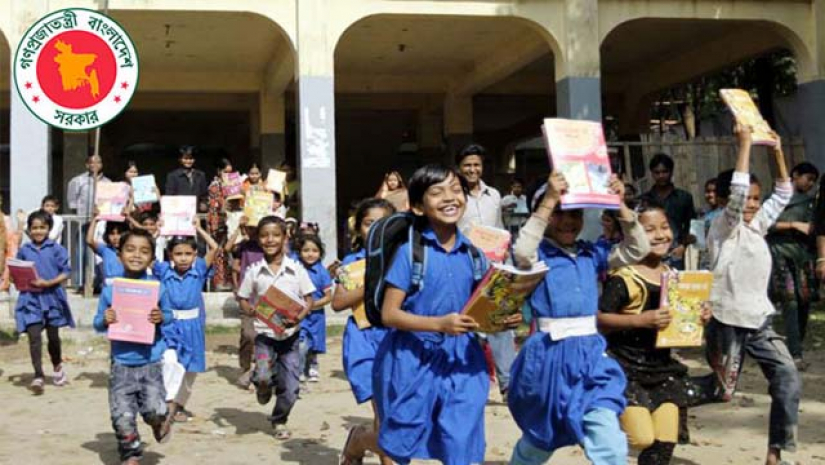 বই হাতে শিক্ষার্থীরা