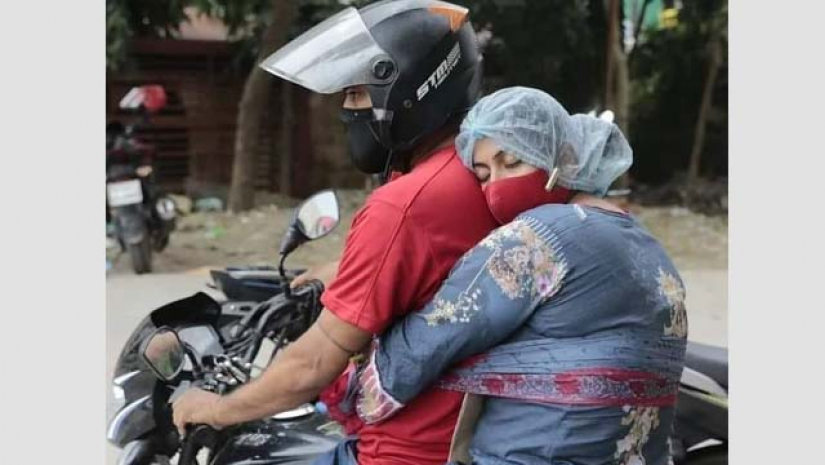 স্ত্রীকে নিয়ে ছুটে চলেছেন স্বামী