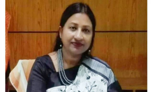 ‘রাজনীতি করা মেয়ে বালিশের নিচে পিস্তল রাখতেই পারে’