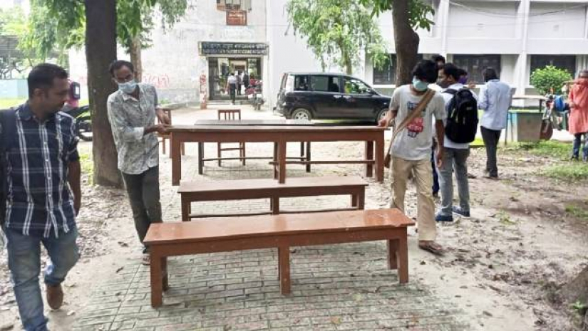 রাবির গাছতলায় পাঠদানের প্রস্তুতি চলছে