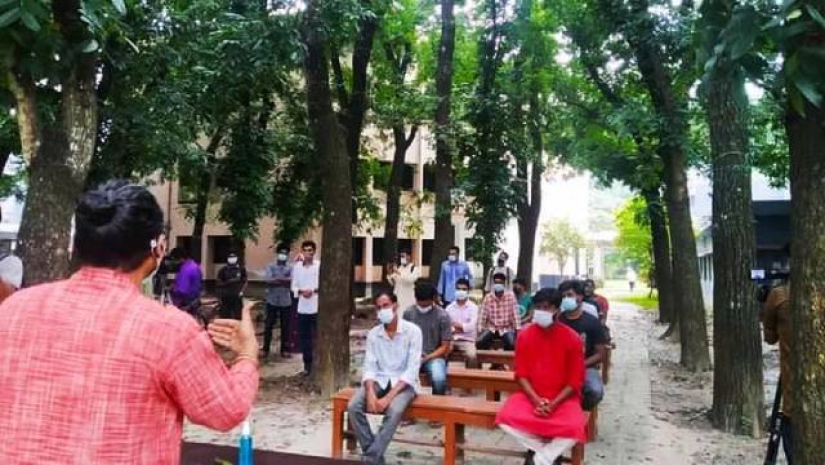 বিশ্ববিদ্যালয় খোলার দাবি, গাছতলায় ক্লাস নিলেন রাবি শিক্ষক