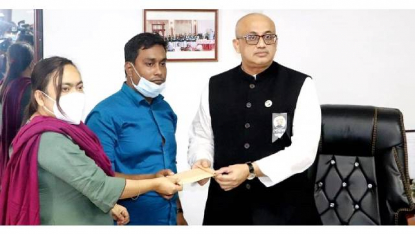 রাবির পা হারানো ছাত্রলীগ নেতাকে লাখ টাকা অনুদান দিলেন প্রতিমন্ত্রী