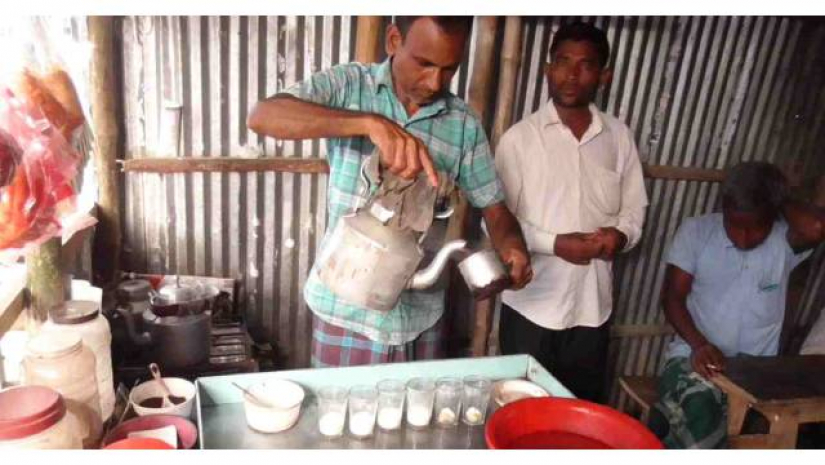 প্রধান শিক্ষক থেকে চায়ের দোকানি হতে হয়েছে