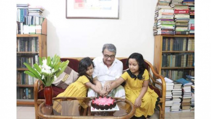 নাতনিদের নিয়ে জন্মদিনের কেক কাটছেন অধ্যাপক সলিমুল্লাহ খান