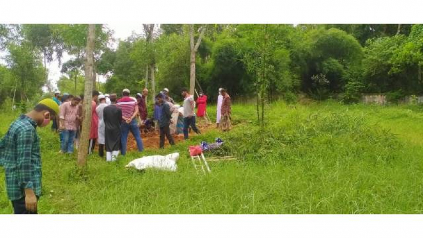 পারিবারিক কবরস্থানে লিজুর মরদেহ দাফন করা হয়